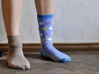 “Accettare la proposta decoloniale: uscire di casa coi calzini spaiati, calpestare la ragione cartesiana.” R. Borghi, Decoloianità e privilegio,, Meltemi