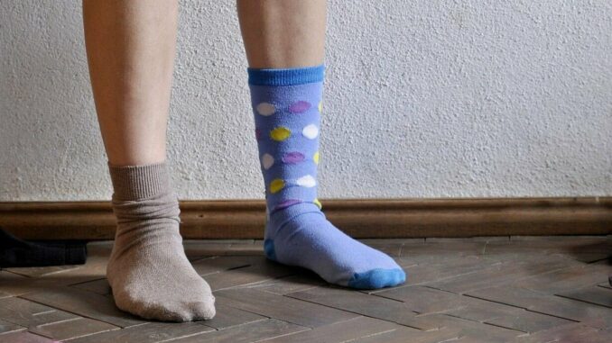 “Accettare la proposta decoloniale: uscire di casa coi calzini spaiati, calpestare la ragione cartesiana.” R. Borghi, Decoloianità e privilegio,, Meltemi